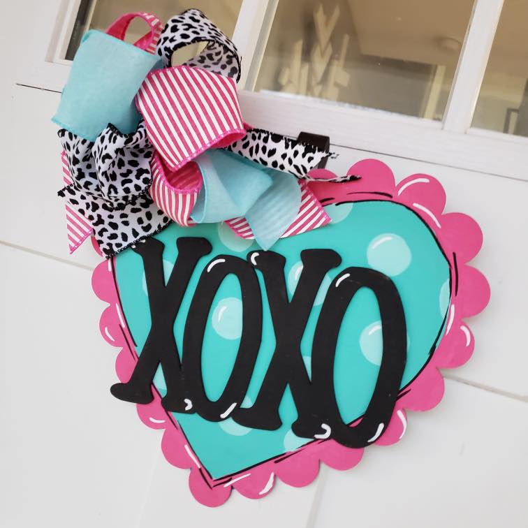 XOXO DIY valentine door hanger with bow